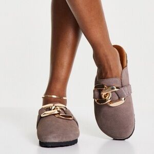 ASOS ASRA Fiscal clogs in mauve suede with chain detail - Size: 38